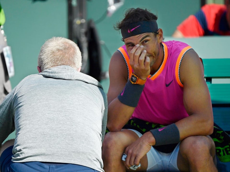 Nadal sitzt auf einem Stuhl.