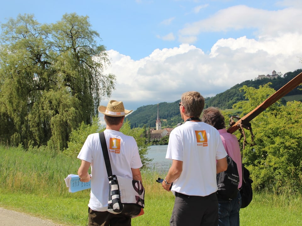 Produzent Mark Schindler, Reto Scherrer und Mitwanderer Emil Mahnig kurz vor Stein am Rhein.