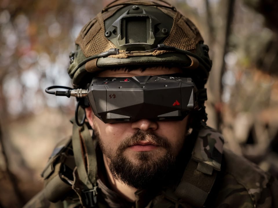 Bild eines Soldaten, der eine Brille trägt, um eine FPV-Drohne zu steuern.