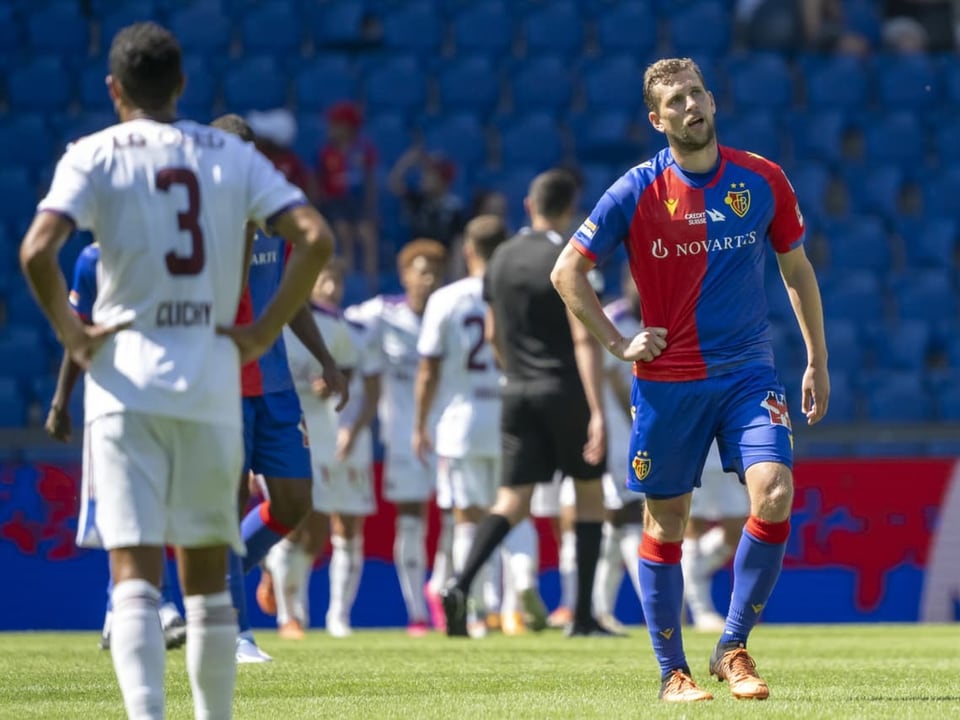 Bild aus dem Spiel in Genf Gaël Clichy und Fabian Frei auf dem Genfer Rasen