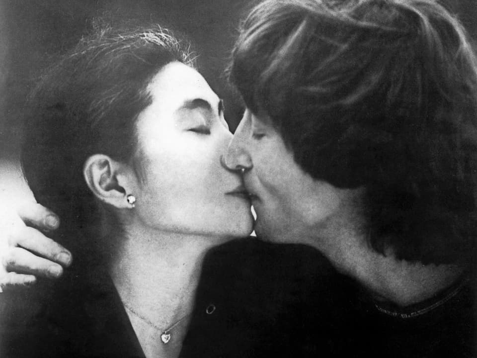Küssende Yoko Ono und John Lennon
