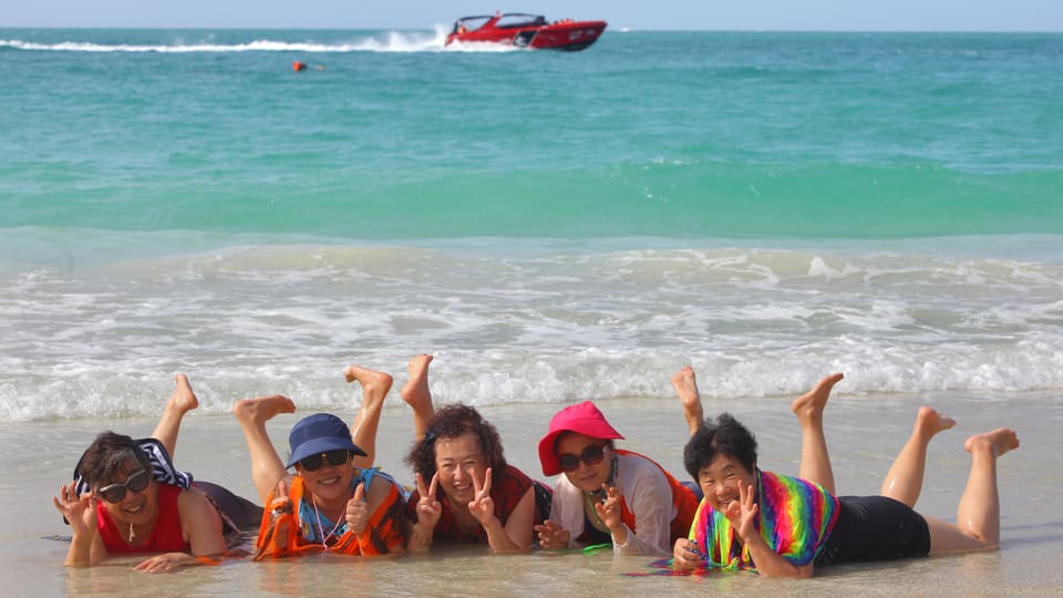 Chinesische Touristinnen am Strand von Ko Samet