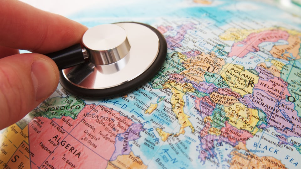 Ein Stethoskop auf einer Weltkarte, Europa und Nordafrika.