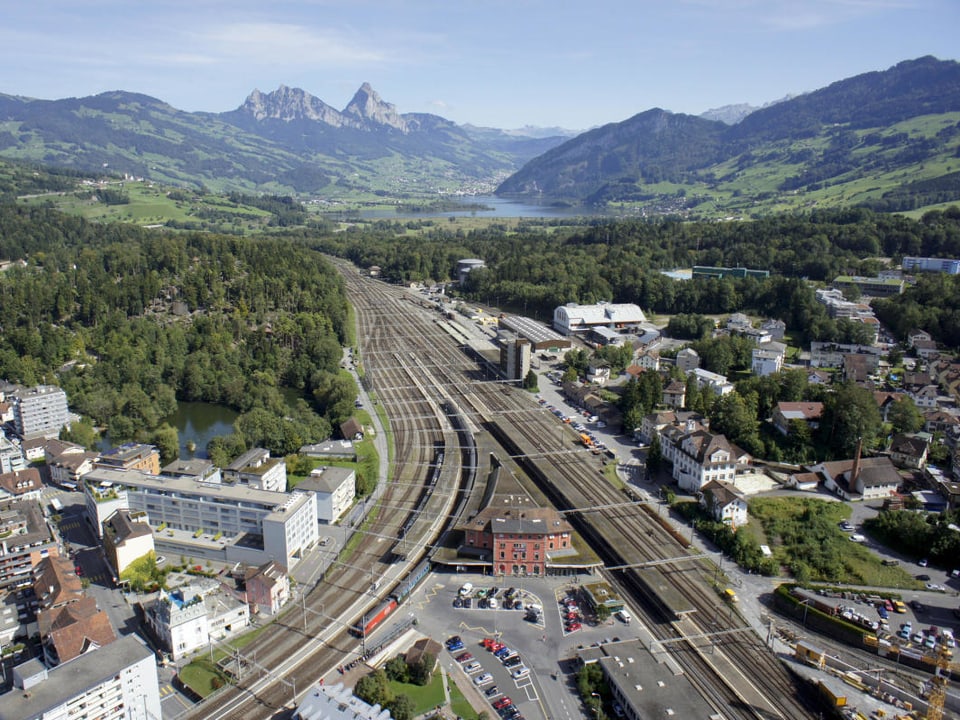 Luftaufnahme des Bahnhofs Arth-Goldau.