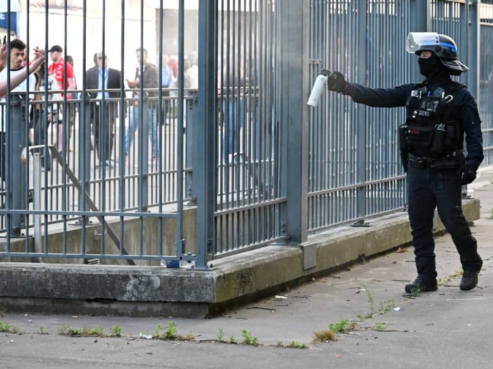 Ein Polizist sprüht Tränengas