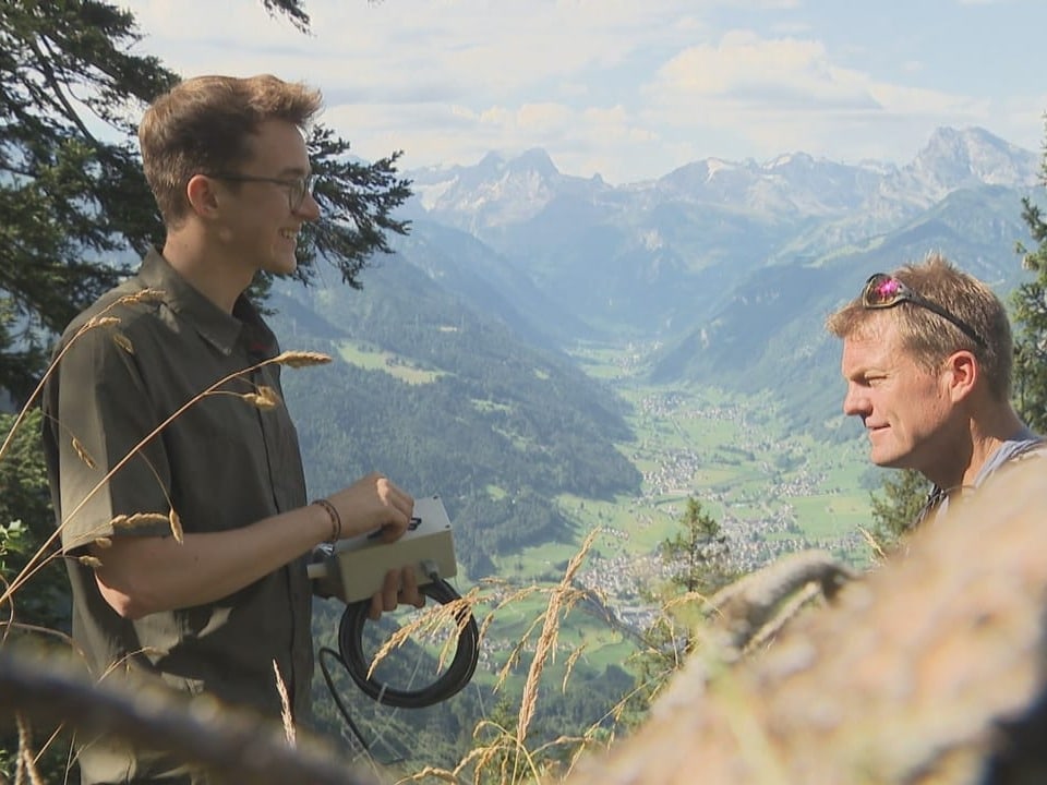 links Startup-Gründer mit Smartmic von der Seite. Rechts Wildhüter  auf Berg mit Bergpanorama im Hintergrund.