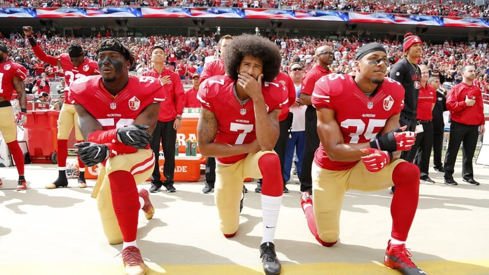  Colin Kaepernick kniet mit Teamkollegen vor einem Spiel nieder