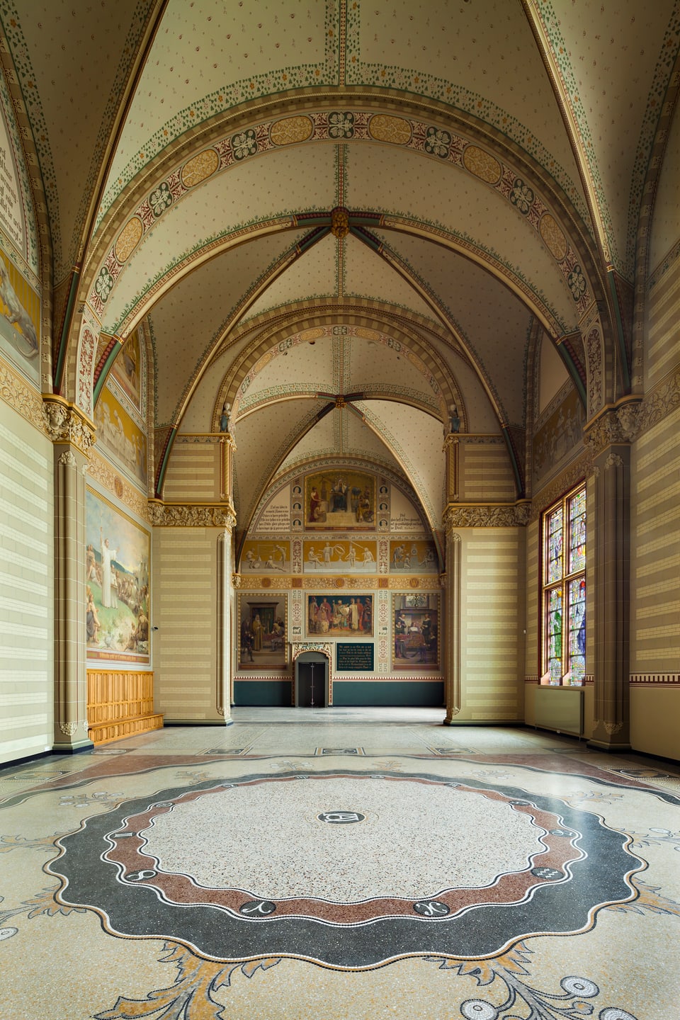 Grosse Halle mit kunstvoollem Terazzo-Boden