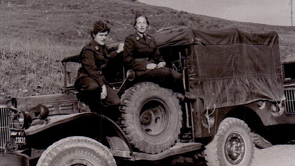 schwarzweiss Foto mit Gret Studach auf einem Dodge mit einer anderen Frau