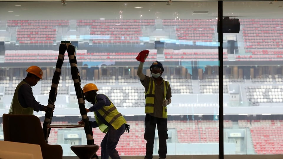 Männer arbeiten am Al-Bayt-Stadion in Al Khor in Katar im Dezember 2019.