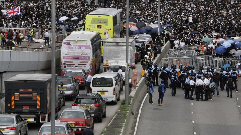 Verkehr staut sich bei den Barrikaden der Demonstranten