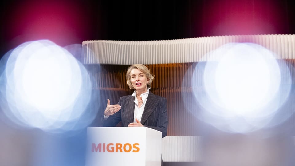 Ursula Nold, Präsidentin des Migros-Genossenschafts-Bundes gestikuliert an einem Rednerpult.