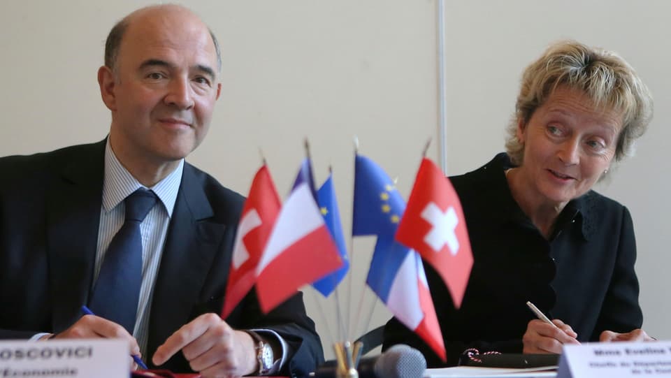 Finanzministerin Eveline Widmer-Schlumpf und der französische Wirtschafts- und Finanzminister Pierre Moscovici bei der Unterzeichnung am 11. Juli in Paris.