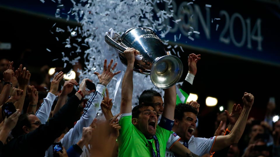 Casillas stemmt den Pokal.