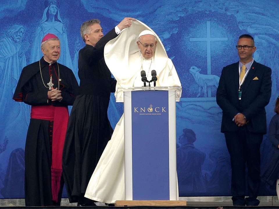 Papst am Rednerpult.