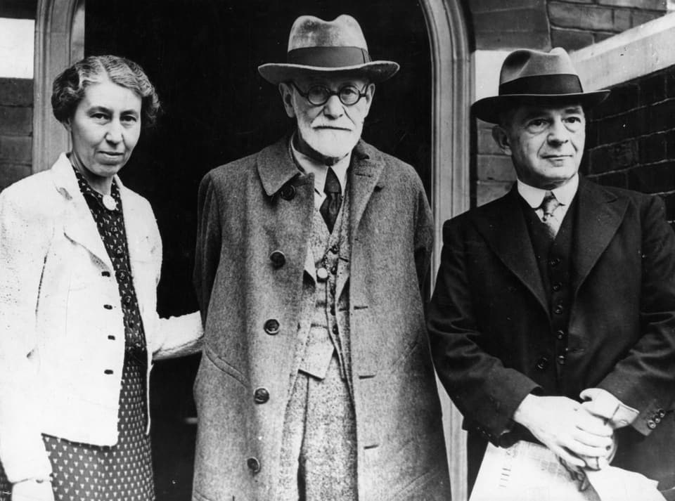 Freud mit seiner Frau Martha und einem anderen Mann.