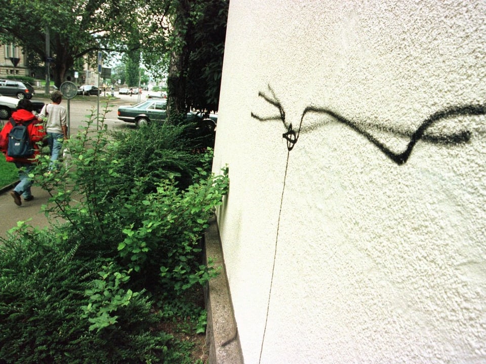 Am 18. Juni 1999 sprayt Naegeli diese abstrakte Figur an die Wand des Zürcher Uni-Spitals. Zwei Wachmänner hätten ihn dabei zusammengeschlagen, teilt der Künstler danach mit. 