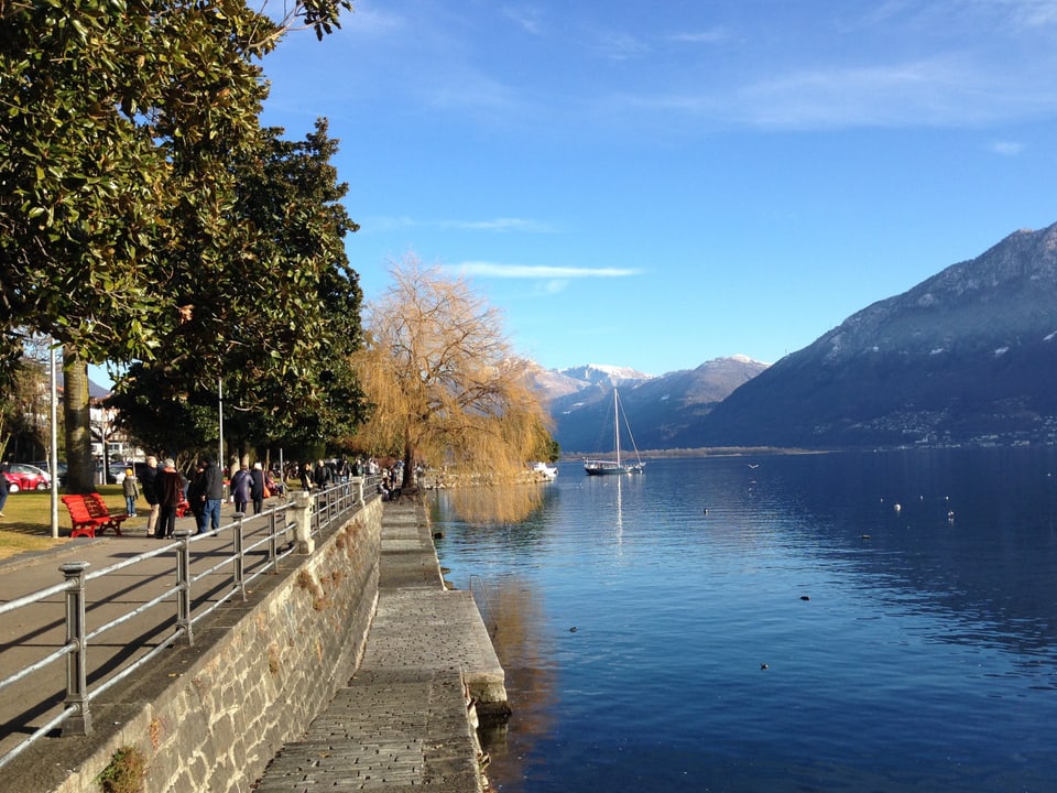 Ein schöner Januartag am  Lago Maggiore. Der Wasserstand ist tief, sogar die ganz unten liegendenden Wege sind begehbar.
