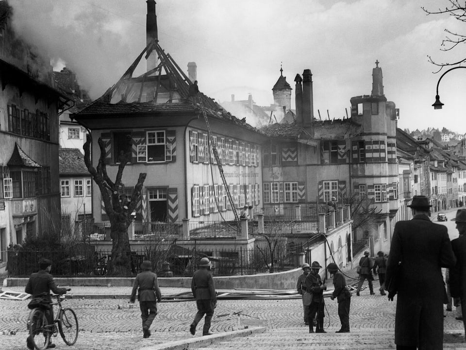 Trümmer und Brandruinen in der Stadt Schaffhausen.