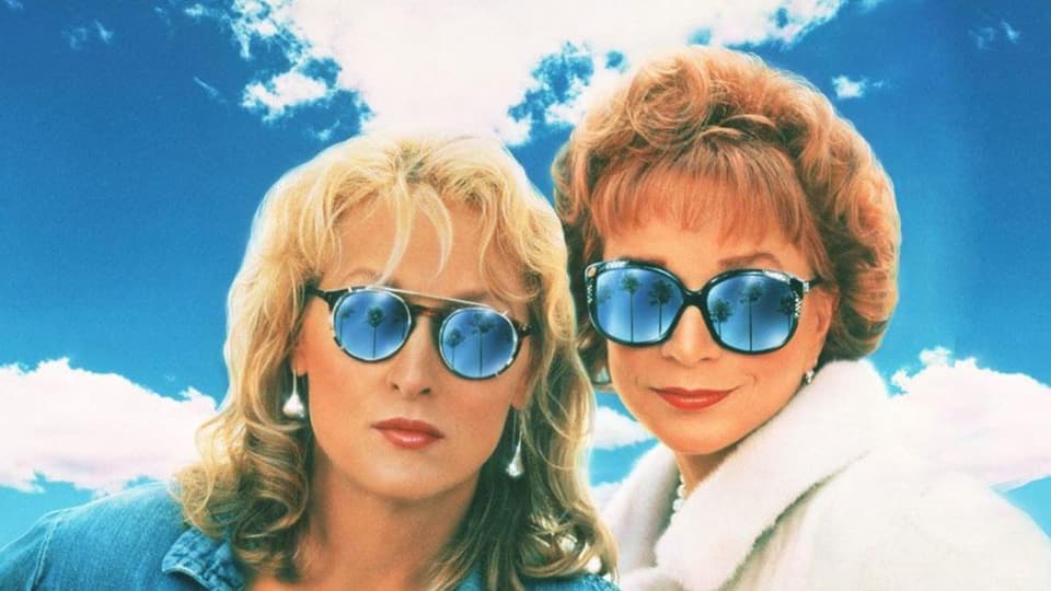 Meryl Streep und Shirley MacLaine posieren mit Sonnenbrillen.