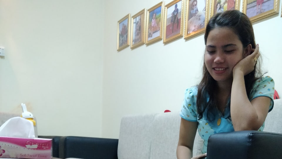 Chit Su Win, die Frau von Kyaw Soe Oo, in ihrer Wohnung beim Interview.
