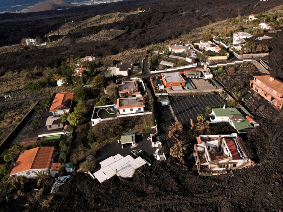 Lava bedroht Liegenschaften.