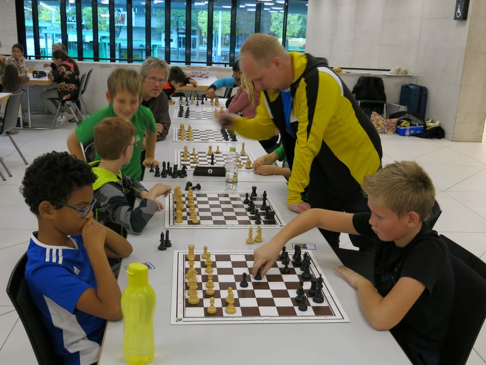Auch Denken kann ein Sport sein. Zwei junge Schachspieler duellieren ihre Hirnzellen.