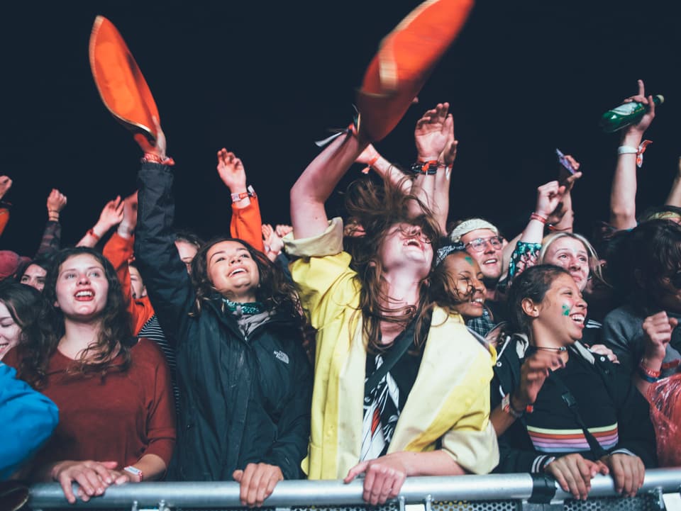 Kraftklub holen die Fans vom ersten Song weg ab. Die Fans feiern die deutchen Punkrocker euphorisch.