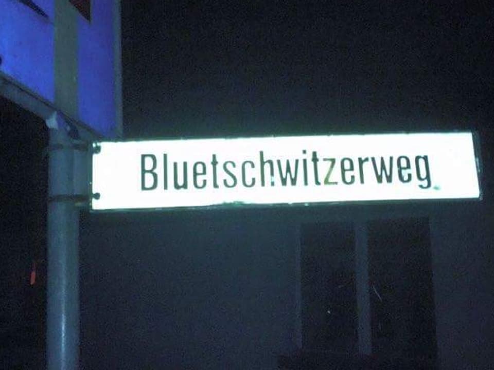 Auf einem weissen Strassenschild steht «Bluetschwitzerweg».