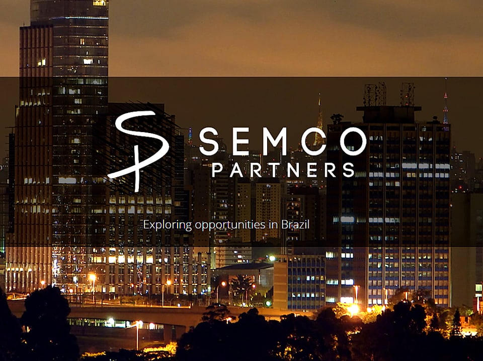 Unternehmenslogo Semco Partners vor brasilianischer Skyline