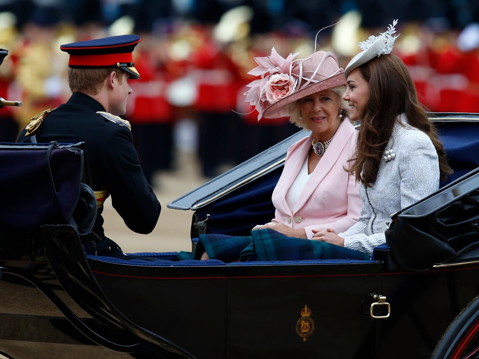 Prinz Harry, Herzogin Camilla und Herzogin Kate fahren in einer Kutsche.