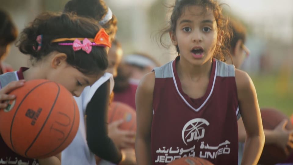 Mädchen beim Basketballtraining