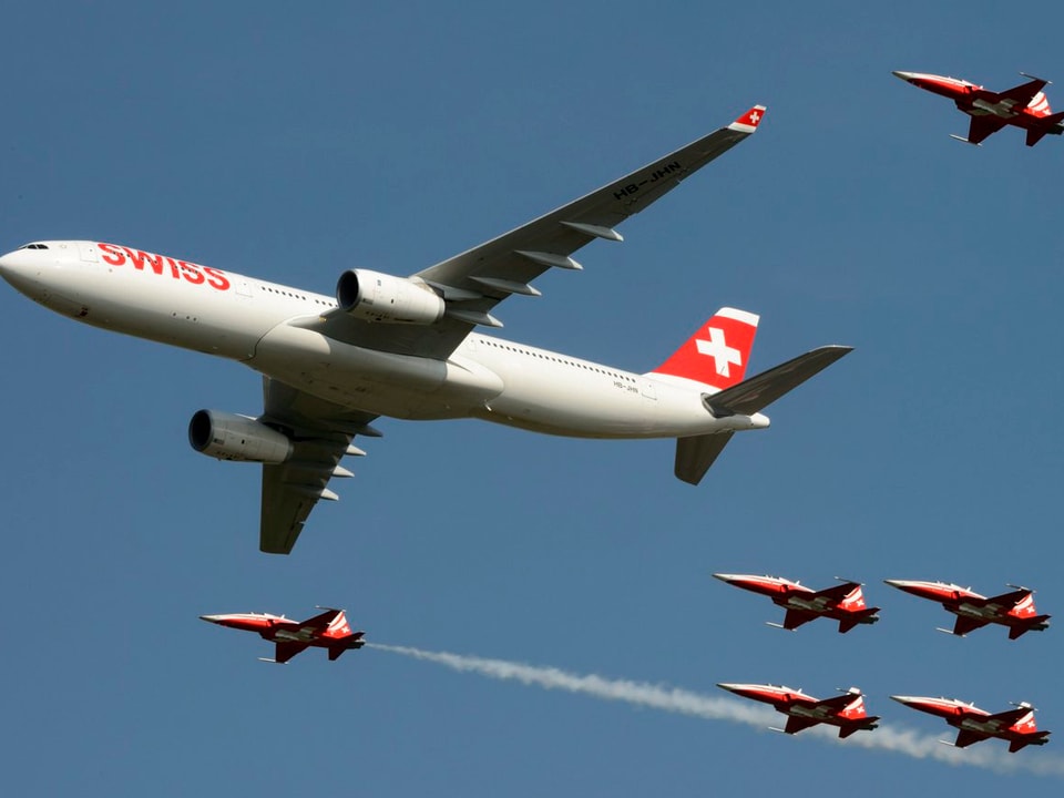Sechs Jets der «Patrouille Suisse» eskortieren einen Airbus A330 der Swiss.