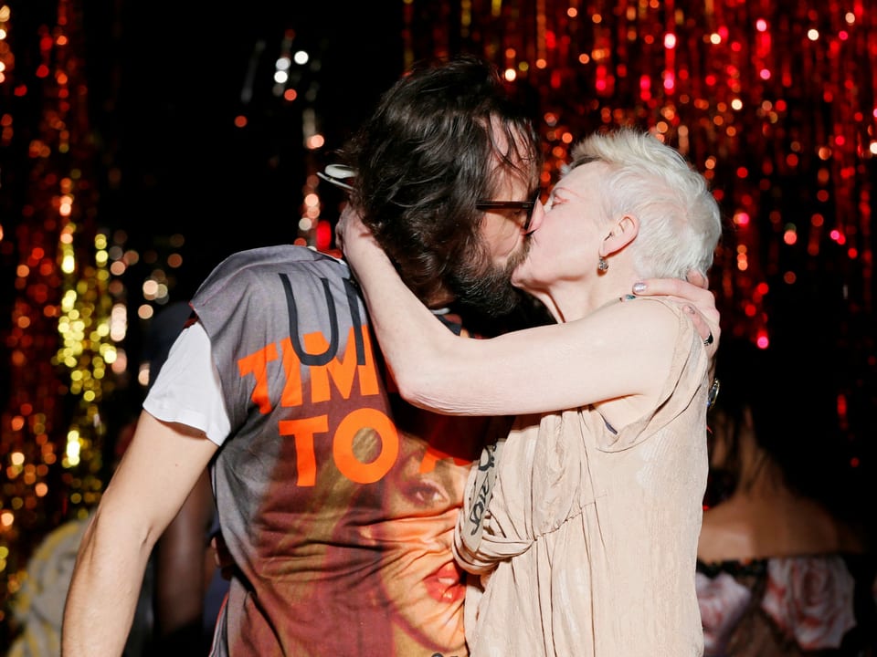 Andreas Kronthaler küsst Vivienne Westwood.
