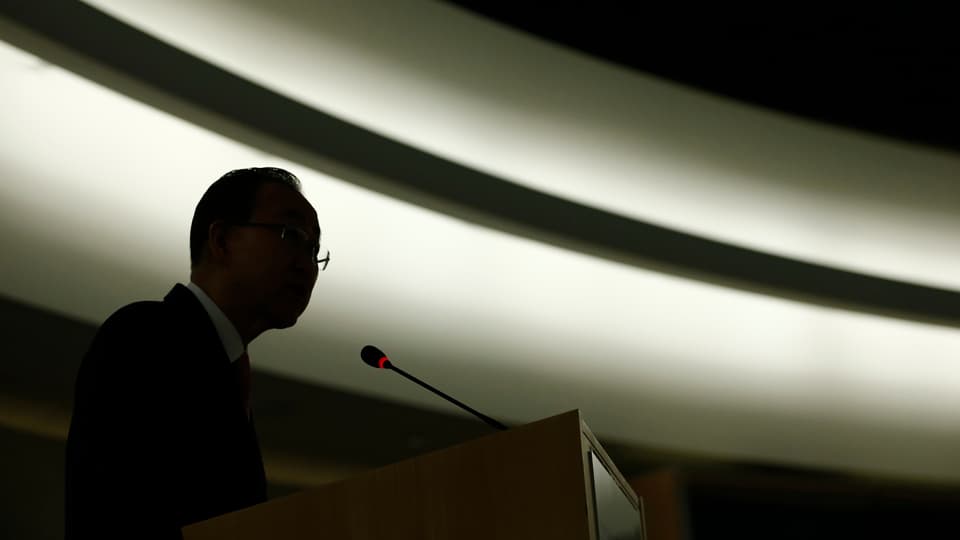 Ban Ki-Moon vor einem Mikrofon im Gegenlicht.