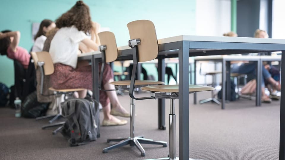 Schüler in Klasse mit leeren Stühlen
