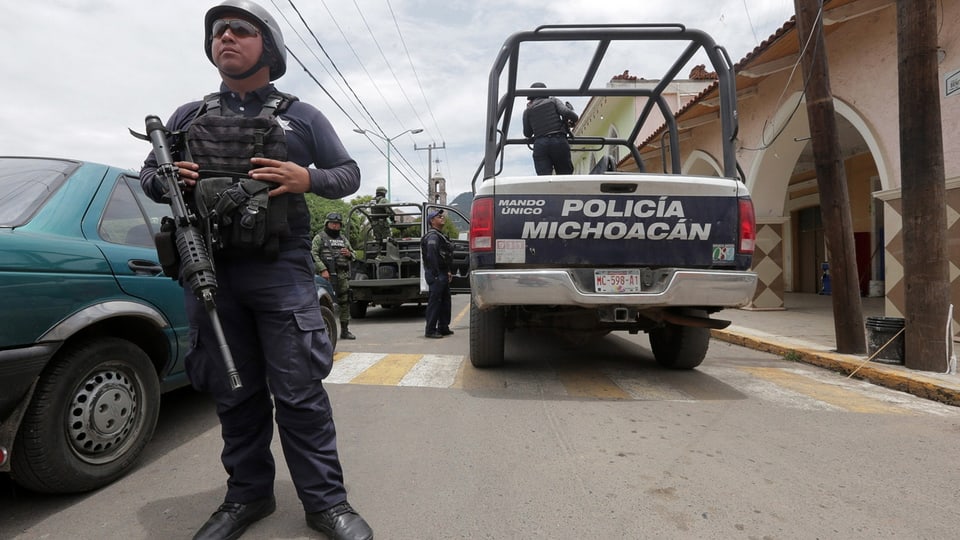 Ein Polizist in Mexiko, schwer bewaffnet, mit schussicherer Weste