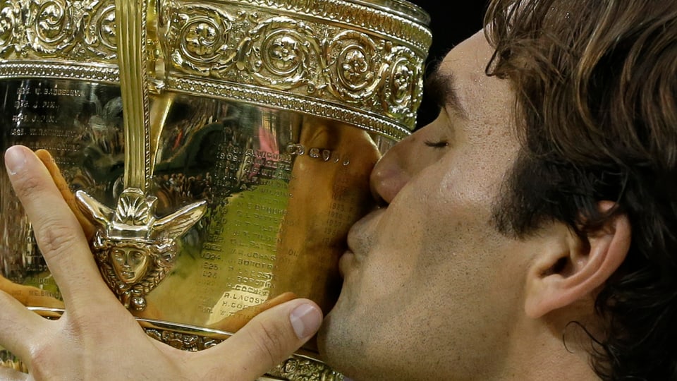 Roger Federer stemmt zum 7. Mal den Wimbledon-Pokal in die Höhe.