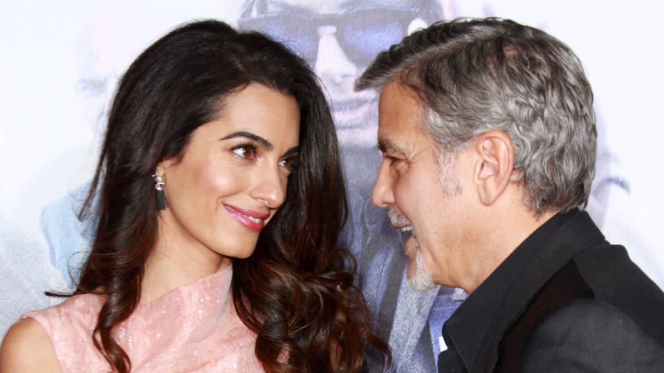 Amal und George Clooney schauen sich an