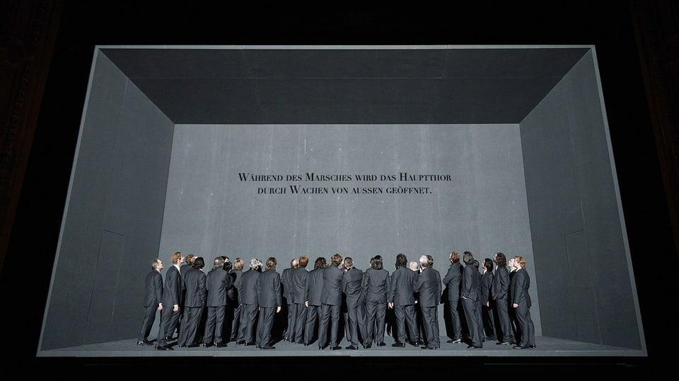 Der Chor auf der schwarzen Bühne.