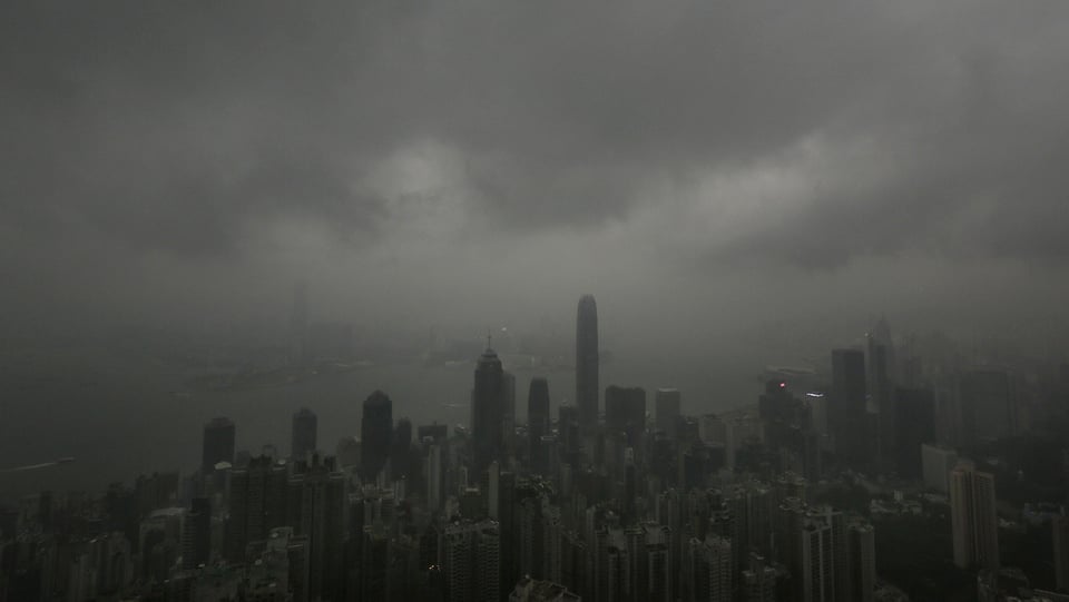 Schwarze Wolken liegen über der Millionen-Metropole Hingkong. Der Taifun «Usagi» ist im Anmarsch. (keystone)