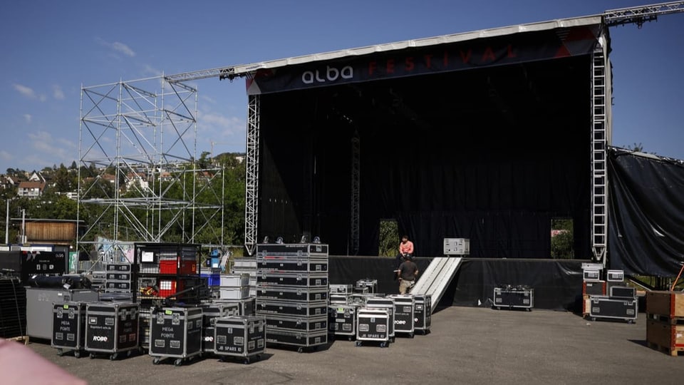 Leere Tribüne, keine Besucherinnen beim Alba-Festival 2021 in Zürich.