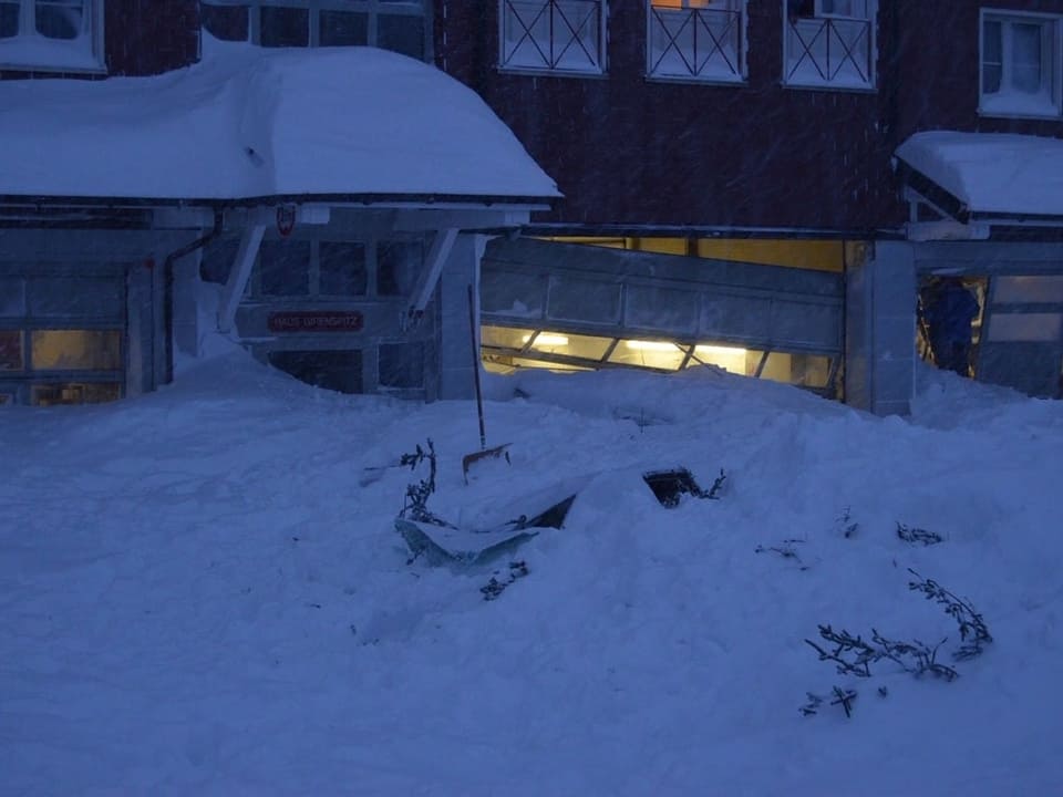 Meterhoher Schnee vor einer Garage nach der Lawine.