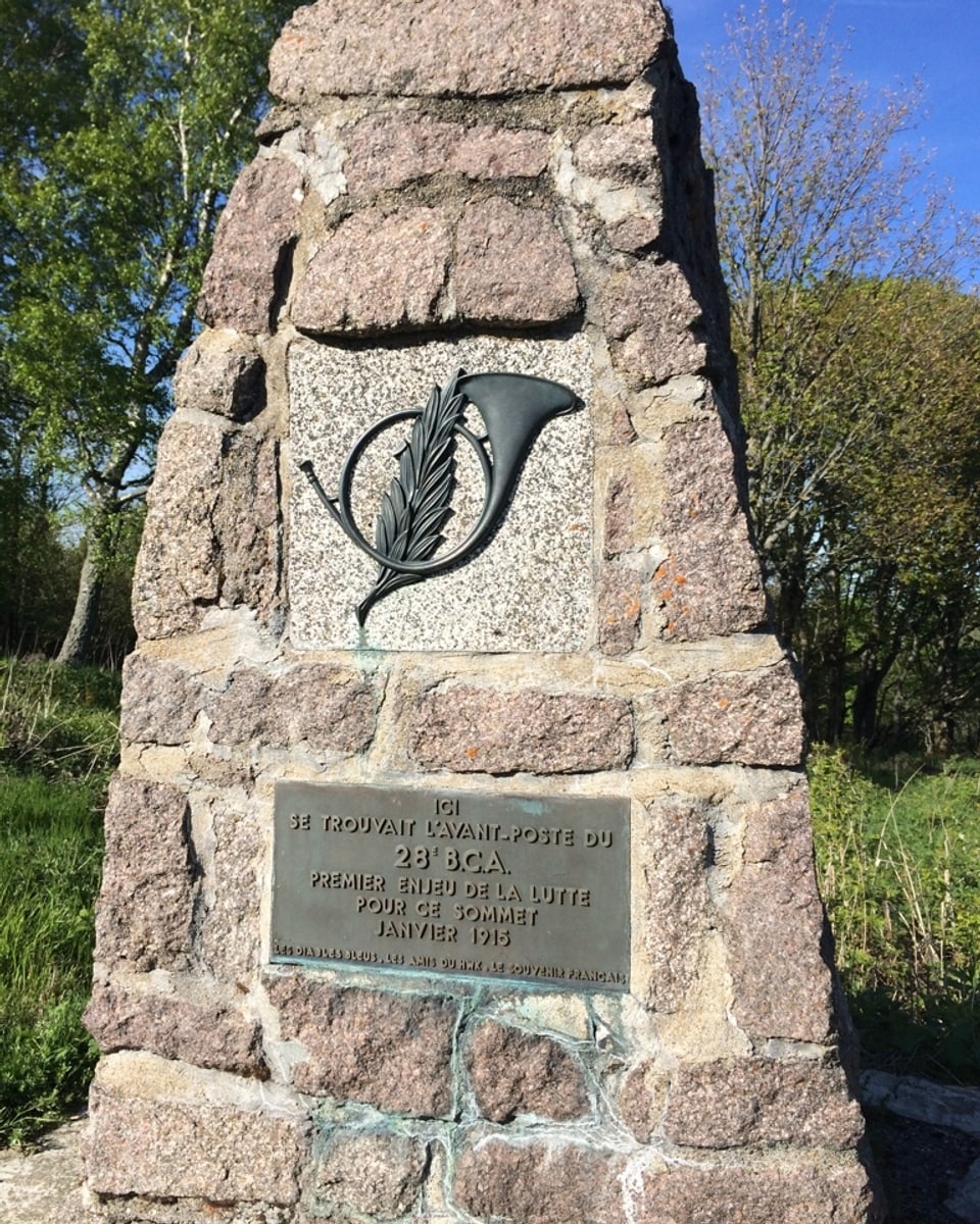 Gedenkstein mit einer Plaquette drauf.