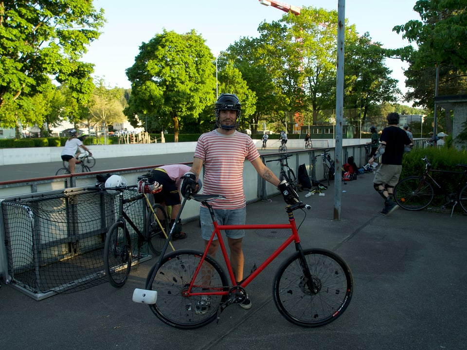 Mann mit Bikepolo Fahrrad