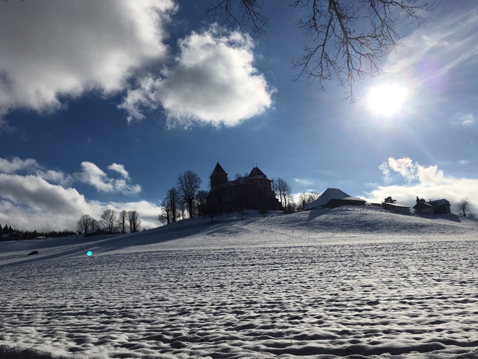 Schloss Trachselwald vor blauem Winterhimmel.