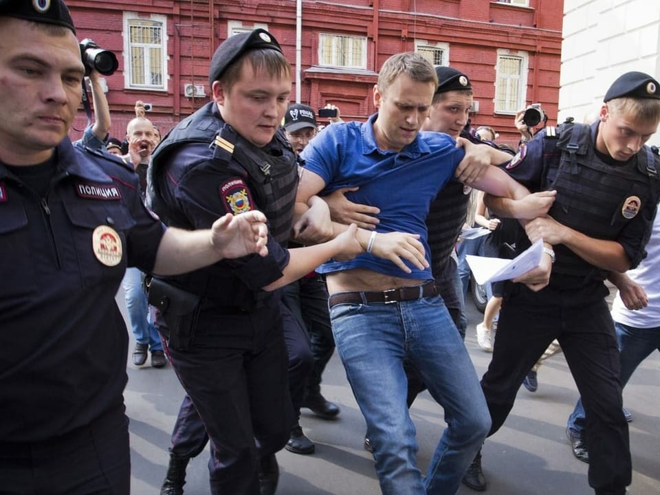 Polizeibeamte verhaften den russischen Oppositionsführer Alexej Navalny,