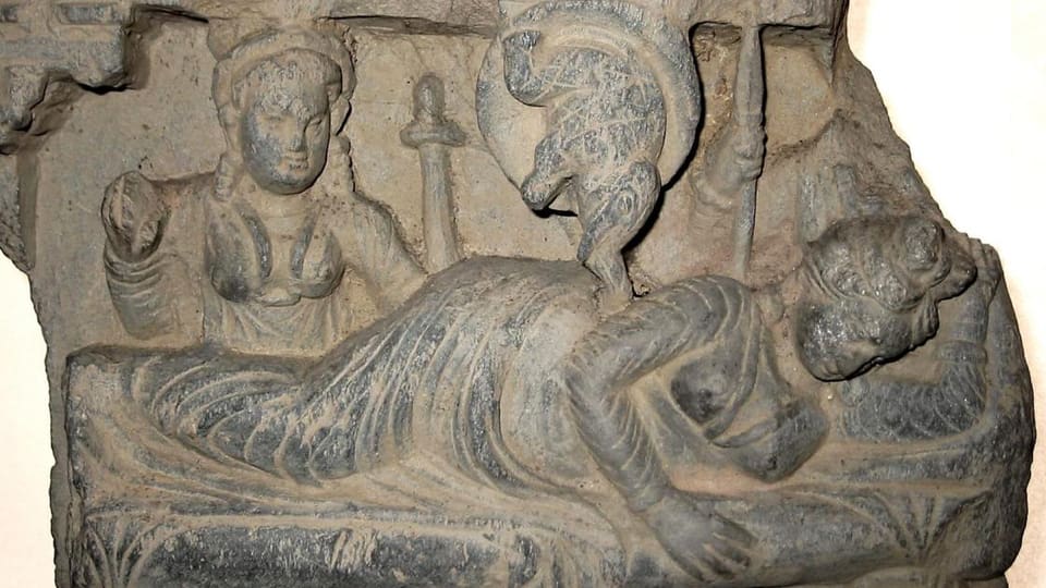 Eine Steinskulptur zeigt den weissen Elefant, wie er in Buddhas Mutter eingeht.
