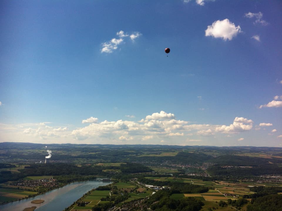 Luftaunahme mit Gasballon am Himmel