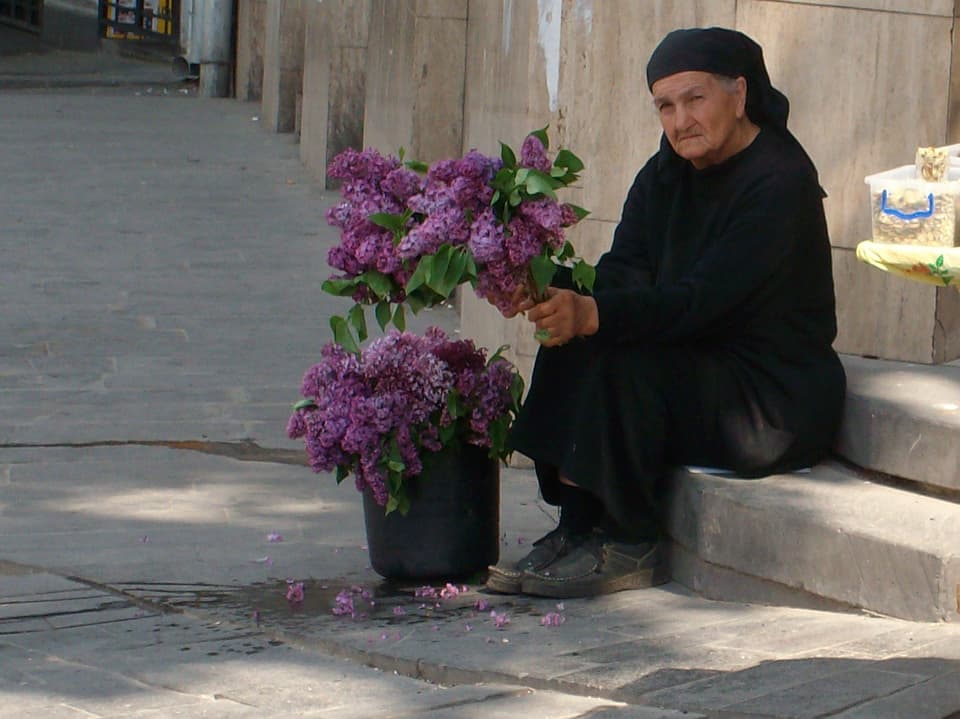 Blumenverkäuferin in Tiflis.
